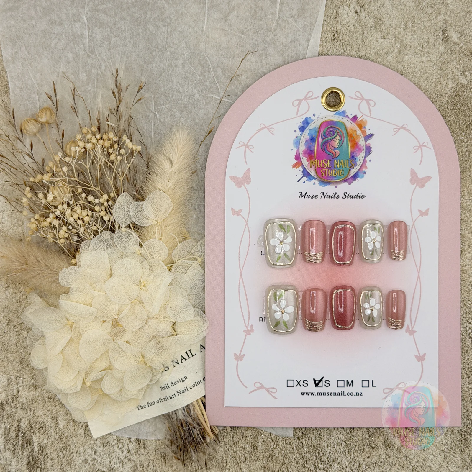 Vintage‑Frame Painted White Blossom | Beige Daisy Gold Press-On Nails